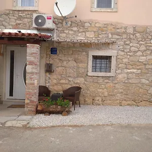 https://apartman-lari.in-istria.net