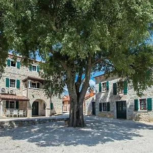 https://villa-antonci-18-pool-3-houses-private-territory.in-istria.net